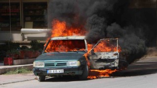 Park halindeki araç bir anda alev aldı