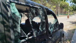 Park halindeki araca sopalı saldırı