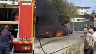 Park halindeki iki otomobil alev alev yandı