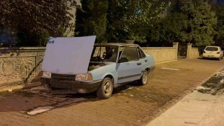 Park halindeki otomobil alev aldı