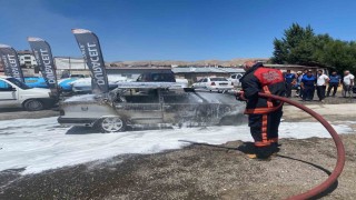 Park halindeki otomobil alev alev yandı