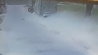 Park halindeki tıra böyle çarptı...Feci kazada sürücü hayatını kaybetti