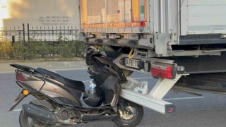 Park halindeki tıra çarptı: 1 yaralı