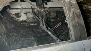 Park halindeyken yanmaya başlayan otomobil için mahalleli seferber oldu