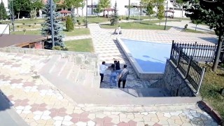 Parktaki çifti uyaran muhtar bıçaklandı: O anlar kamerada