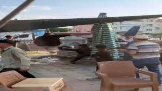 Pazar yerinde 3 kişi, bir genci tekme tokat dövdü