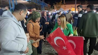 Pazaryerinde 30 Ağustos Coşkusu: 5 bin kişiye Türk Bayrağı dağıtıldı