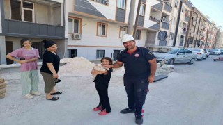 Pencerede mahsur kalan kediyi itfaiye kurtardı