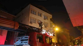 Pendikte 3 katlı binanın çatısında yangın paniği