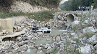 Piknikten dönen ailenin aracı dereye uçtu: 6 yaralı