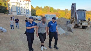 Polisin ikna ettiği şahıs çatıdan indi