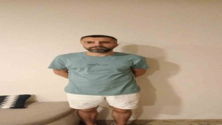 Polisler turist kılığına girdi, aranan şahsı yakaladı