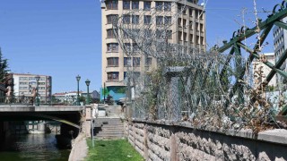 Porsuk kenarındaki dikenli teller tehlike saçıyor