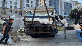 Rampadan inen kamyonet bariyerlere çarptı: 1 yaralı