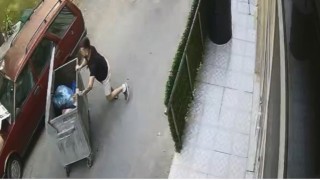 Rampadan kayan çöp konteynerini araçla çarpmadan son anda durdurdu