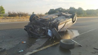 Refüje çarpan araç takla attı: 1 yaralı