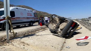 Refüje çarparak takla atan Tofaş kullanılmaz hale geldi: 4 yaralı