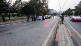 Refüje ve direğe çarpan motosikletli hayatını kaybetti