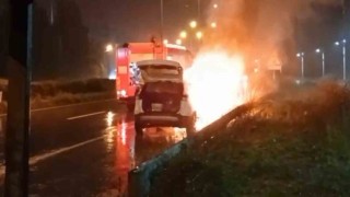 Rizede seyir halindeki araç bir anda yanmaya başladı