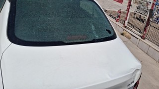 Rüzgarın uçurduğu sac otomobilin camını kırdı
