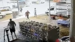 Rüzgarın uçurduğu şemsiyeyi tutmak isterken yaralandı