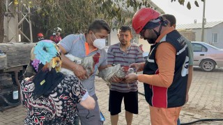 Saçaklı köyünde evi ve damı yanan kadının dumandan etkilenen tavuklarının yardımına ekipler ve gönüllüler koştu