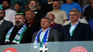 Sağlık Bakanı Kemal Memişoğlu, Çaykur Rizespor - Göztepe maçını trübünden izledi