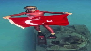 Şahika Ercümen, Zafer Bayramında Kaşta tanka dalış yaptı