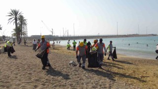 Sahilden plastik, cam ve çeşitli atıklar toplandı