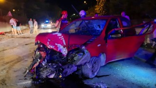 Sakaryada duvara çarpan otomobil hurdaya döndü: 2 yaralı