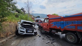 Sakaryada kamyonet ile cip çarpıştı: 4ü çocuk 5 yaralı