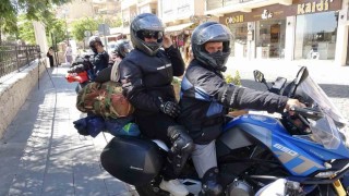 Sakaryadan motosikletle yola çıkan iki arkadaş, eşleriyle Mardine ulaştı