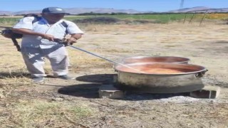 Salçayı ot biçme makinesi ile karıştırdı