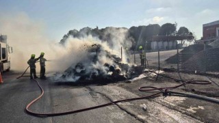 Saman yüklü kamyonet alev topuna döndü