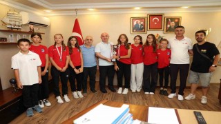 Şampiyon Darıca sporcular kupalara ambargo koydu