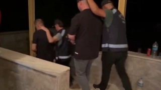 Samsunda aranan 2 şahıs saklandıkları evde yakalandı