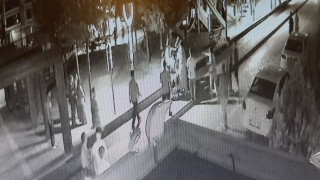 Samsunda daire satışı nedeniyle çıkan tekme ve sopalı kavga güvenlik kamerasında