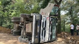 Samsunda hafriyat kamyonu devrildi: 1 yaralı