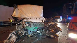 Samsunda kamyonet park halindeki tıra çarptı: 1 ölü, 1 yaralı