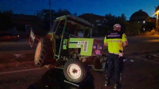 Samsunda otomobil ile traktör çarpıştı: 3 yaralı