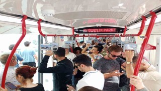 Samsunda tramvaylarda klima problemi: Yolcular yelpazeyle serinledi