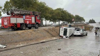 Samsunda yoldan çıkan minibüs iki araca çarparak devrildi