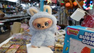 Saniyeler içinde oyuncağı aldı, o anlar kameraya yansıdı