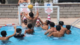 Şanlıurfa Belediyesine ait yüzme havuzlarında hem serinlediler hem eğlendiler