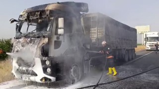 Şanlıurfada alev alan tır kullanılamaz hale geldi
