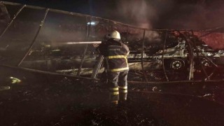 Şanlıurfada alev alev yanan tır hurda yığınına döndü