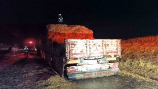 Şanlıurfada saman yüklü tır alev aldı