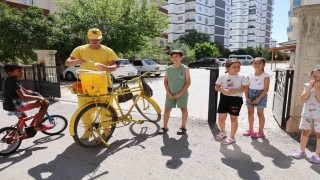 Sarı şalvarlı Adanalı, sıcakta sokak sokak limon dondurması satıyor