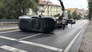 Sarıyerde refüje çarpan araç takla attı: Sürücü yaralandı