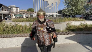 Savaş kıyafetini giydi, Malazgirt Kalesini yeniden fethetti